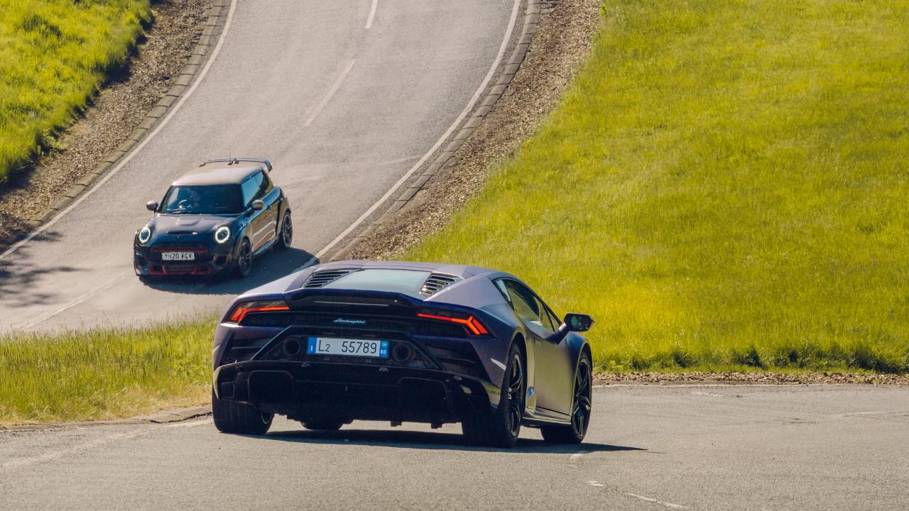 Mini John Cooper Works GP vs Lamborghini Huracán Evo RWD