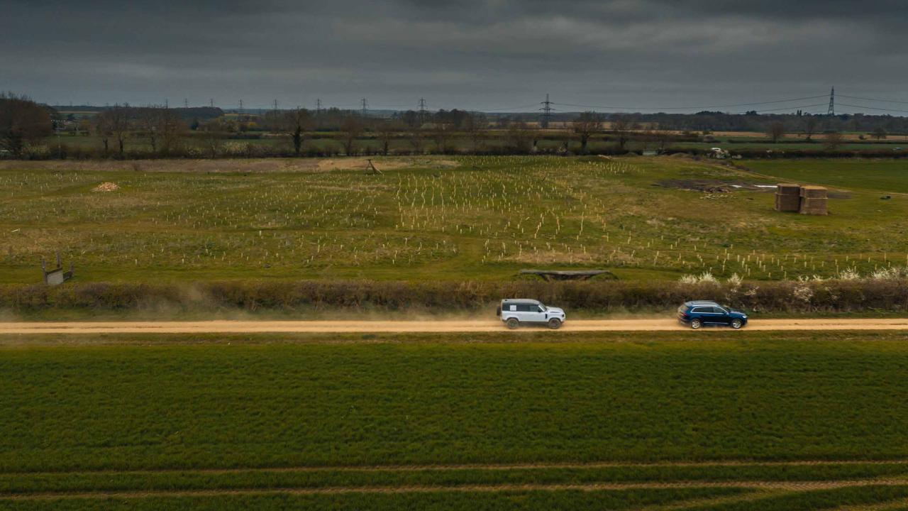 Audi Q7 vs Land Rover Defender