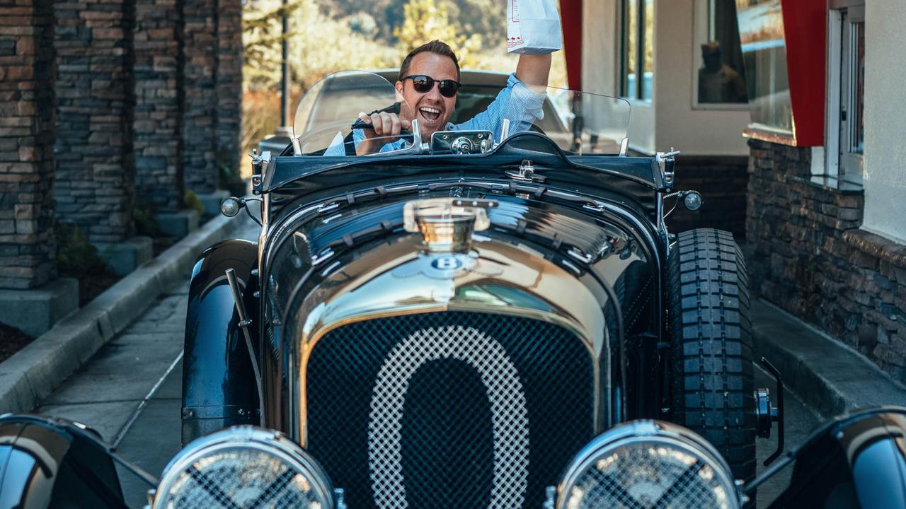 Rijden met een 100 jaar oude Bentley Blower op Laguna Seca (en door de drive-thru)