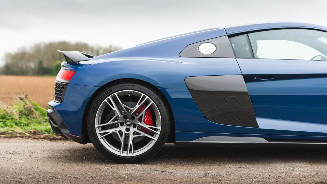 Audi R8 V8 (2007) vs Audi R8 V10 (2019) - TopGear Nederland