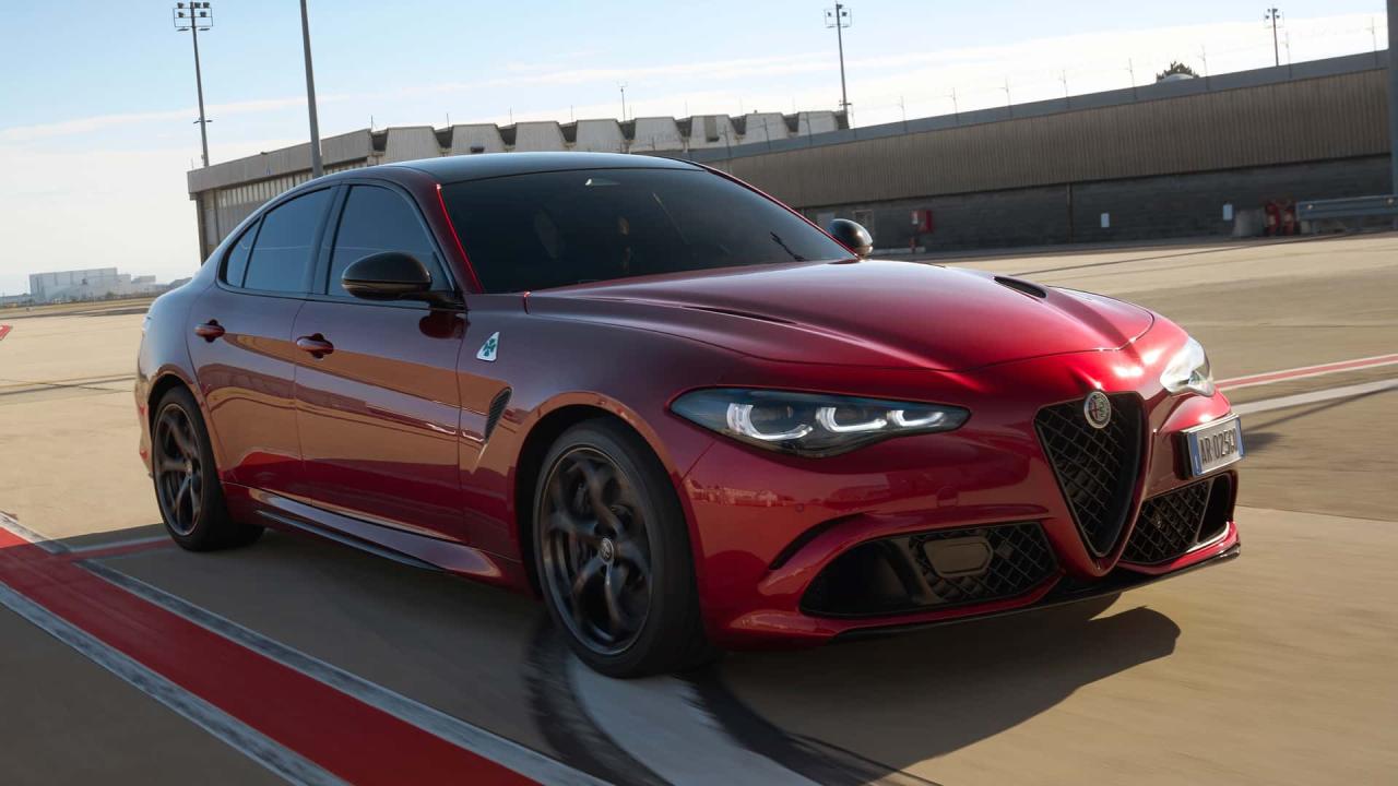 alfa-romeo-giulia-quadrifoglio-collezione-2025-rood-zijkant-links-schuin-voor.jpg
