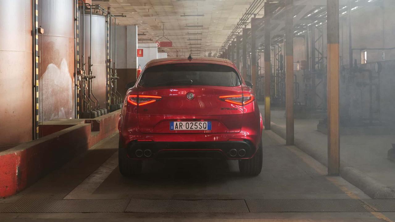 alfa-romeo-stelvio-quadrifoglio-collezione-2025-rood-achterzijde.jpg