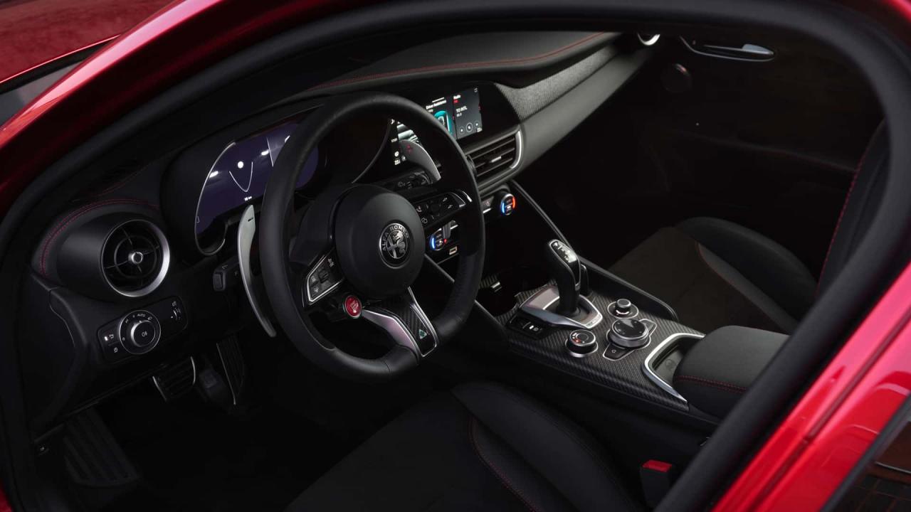 alfa-romeo-stelvio-quadrifoglio-collezione-2025-rood-interieur-dashboard.jpg