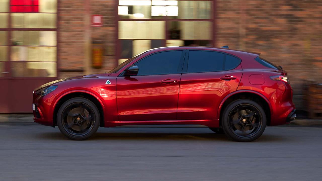 alfa-romeo-stelvio-quadrifoglio-collezione-2025-rood-zijkant-links-rijdend.jpg
