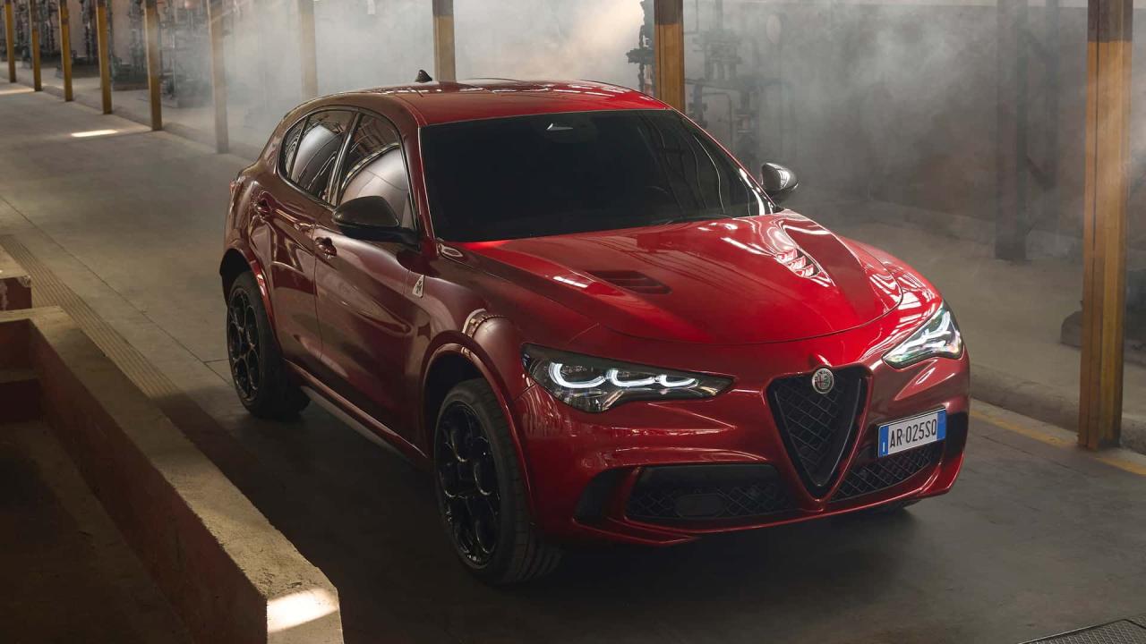 alfa-romeo-stelvio-quadrifoglio-collezione-2025-rood-zijkant-links-schuin-voor.jpg