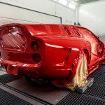Ferrari Breadvan Hommage bij spuiter (auto spuiterij) bij schadehersteller in spuitcabine / lak