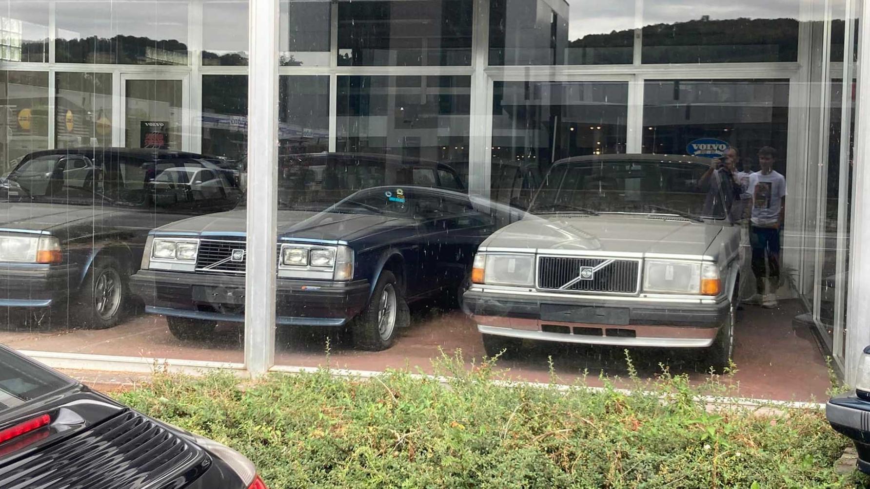 Bij deze verlaten Volvodealer in België staat de tijd al 13+ jaar stil