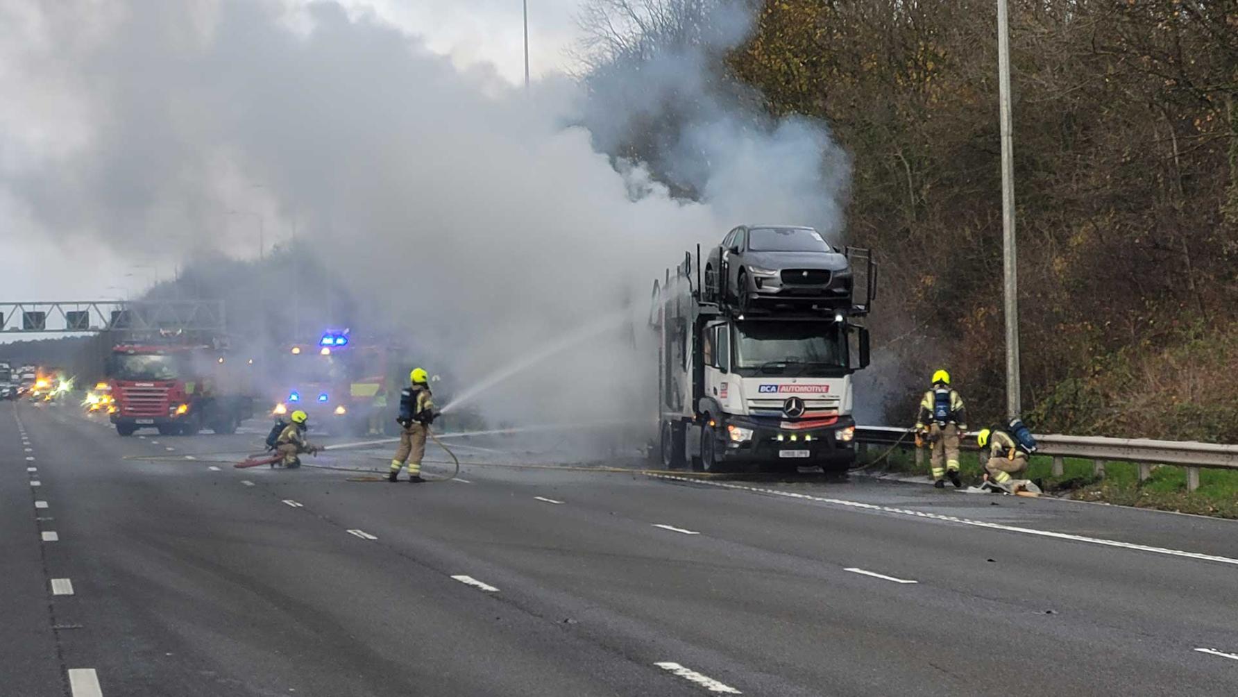 Elektrische auto's branden volledig uit op vrachtwagentrailer