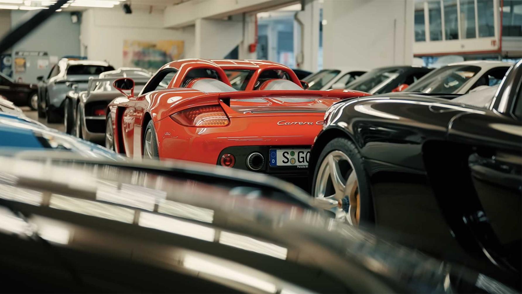 Een kijkje in de geheime opslag van Nissan - TopGear