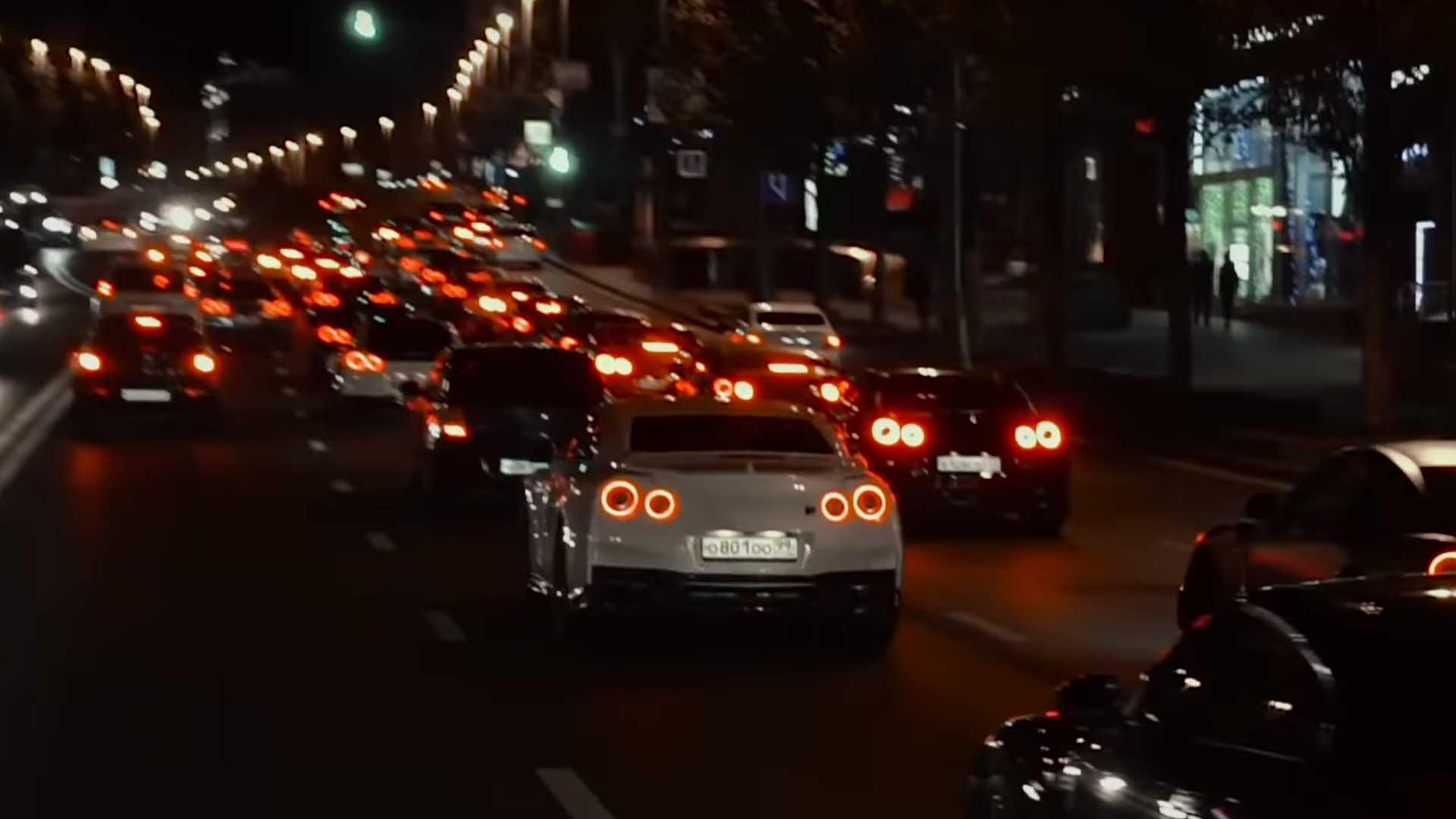40 Nissan GT-R’s overspoelen Moskou - TopGear Nederland