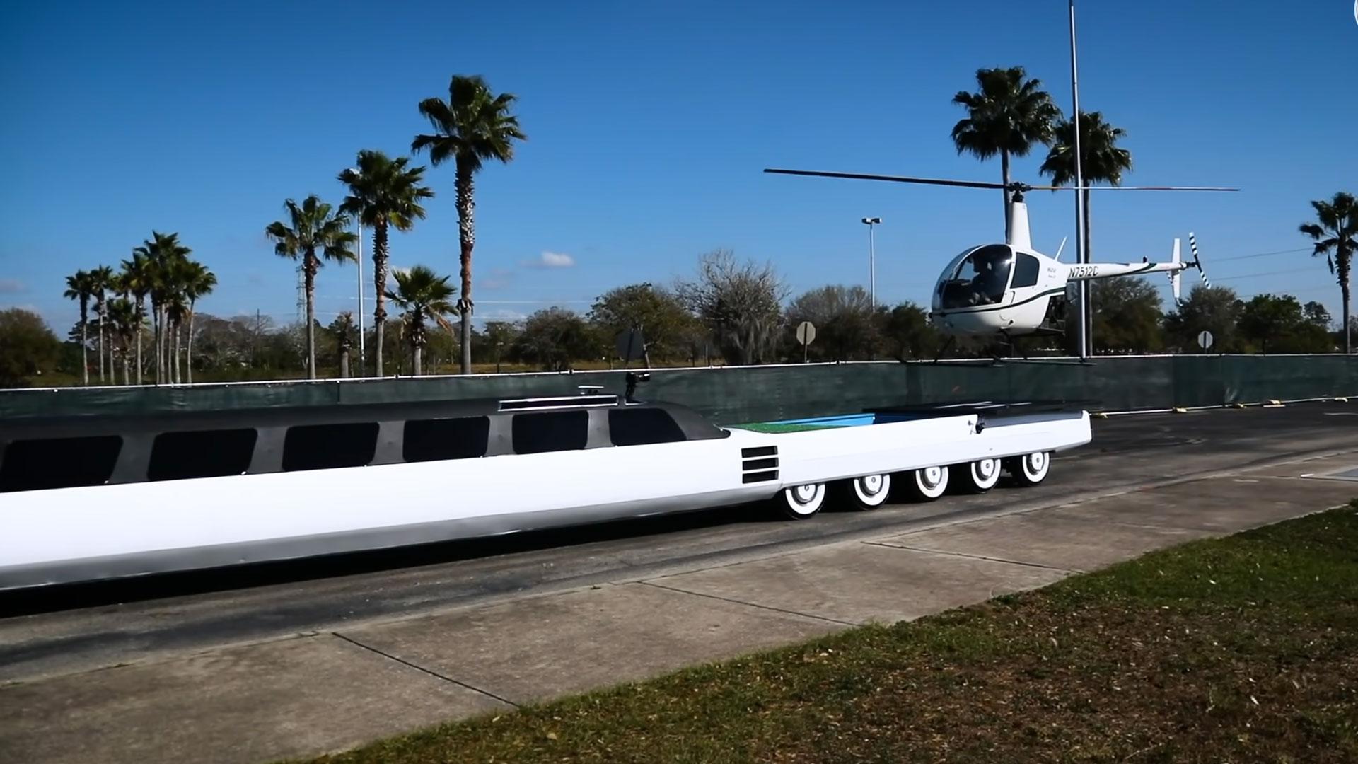 De langste auto ter wereld is gerestaureerd en is nóg langer TopGear De langste auto ter wereld is gerestaureerd en is nóg langer TopGear