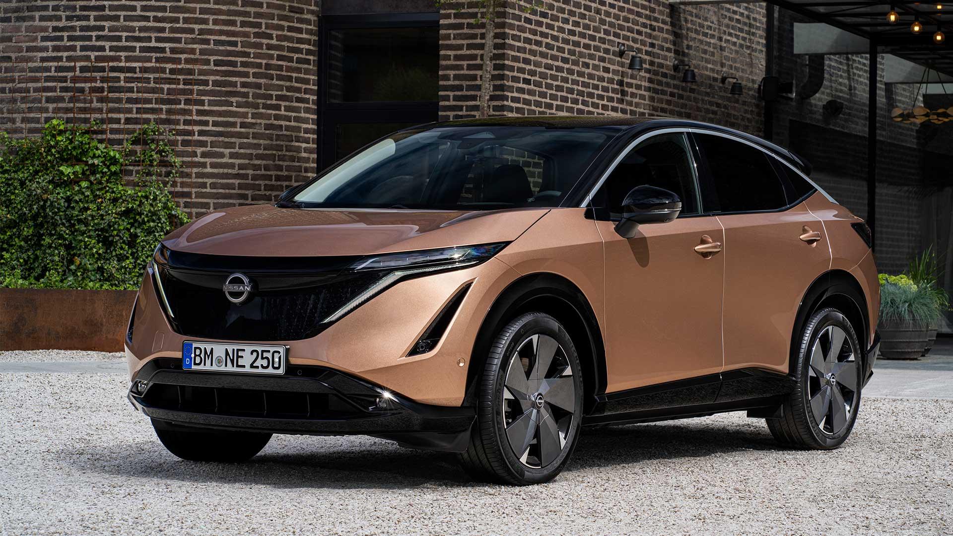 Elektrische Nissan Ariya op een oprit