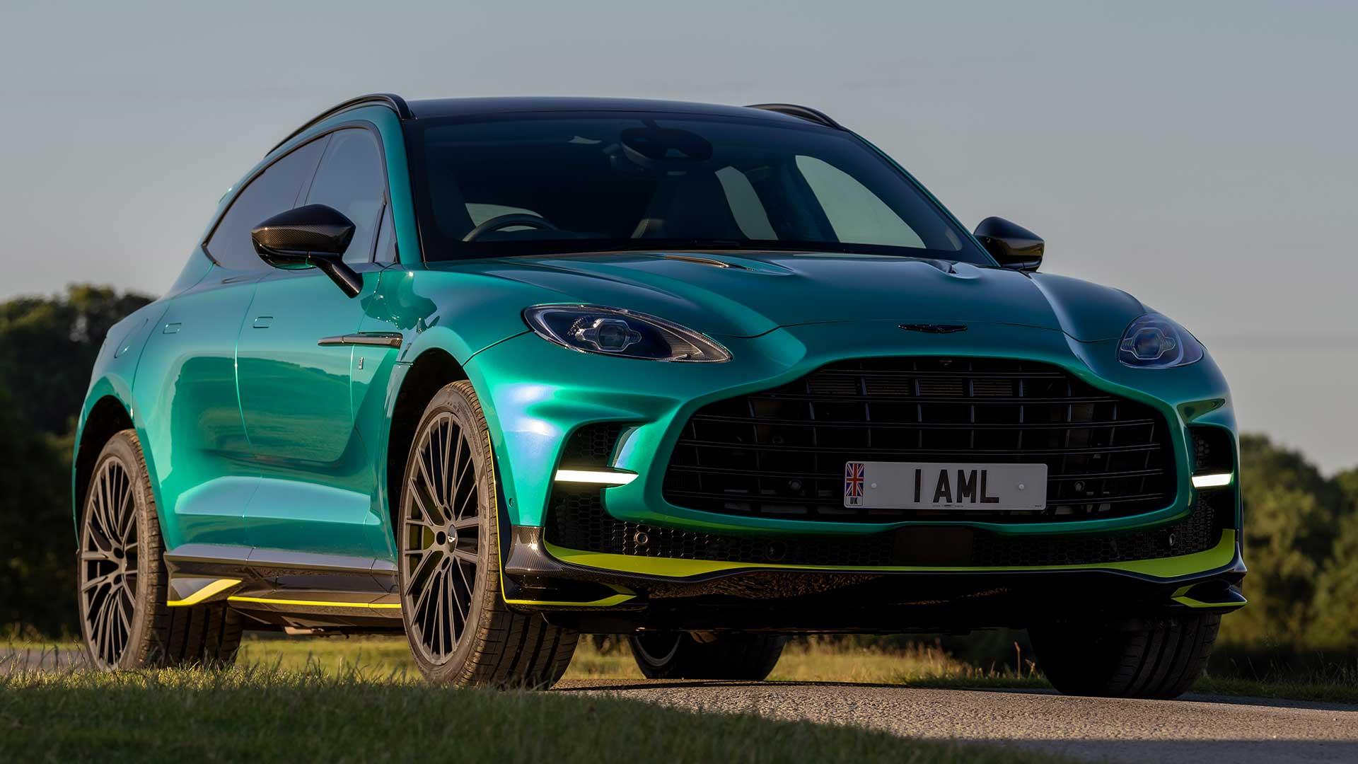 Aston Martin DBX 707 schuin voor