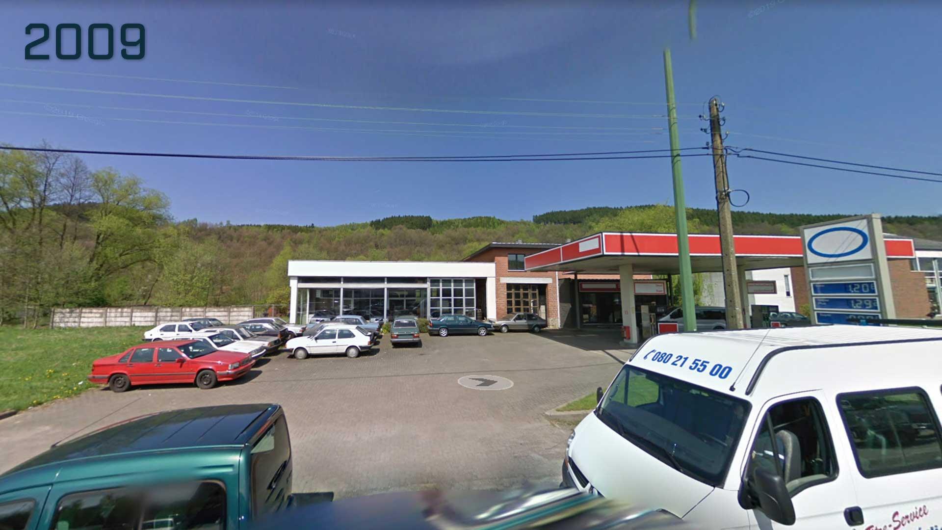 Bij deze verlaten Volvodealer in België staat de tijd al 13+ jaar stil