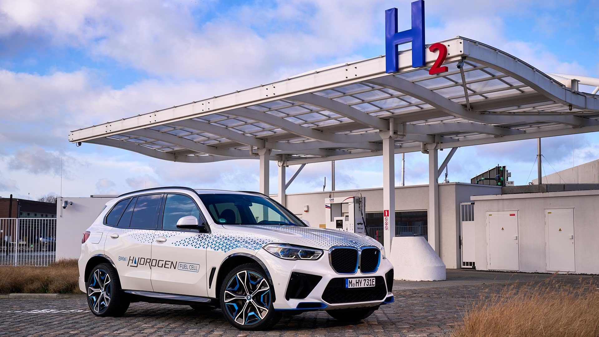 BMW iX5 Hydrogen bij tankstation