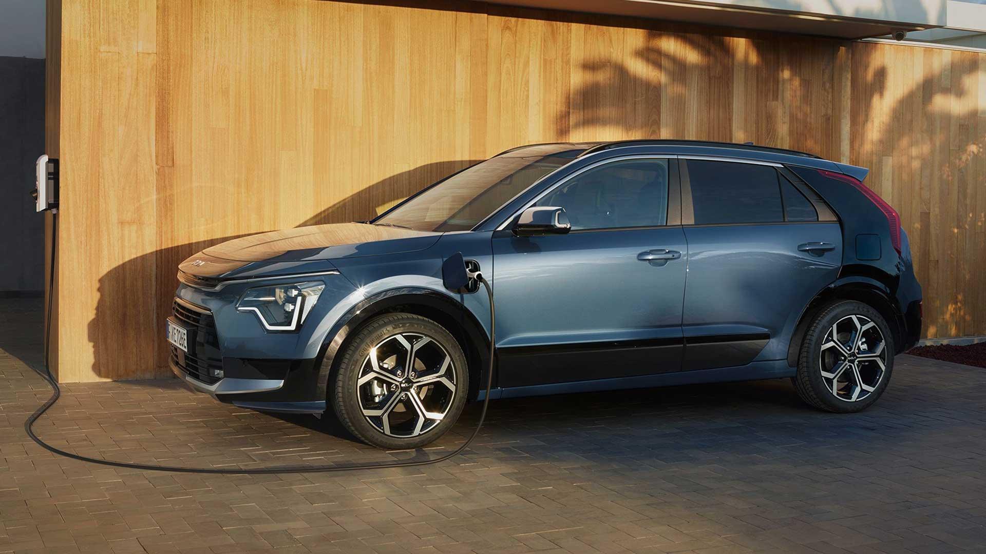 Kia Niro Plug-In Hybride (2023) zijkant aan het opladen