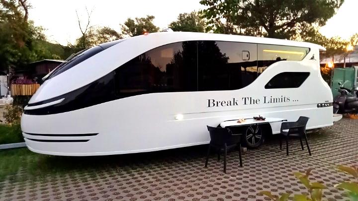 Met deze amfibische caravan kun je camperen én varen - TopGear