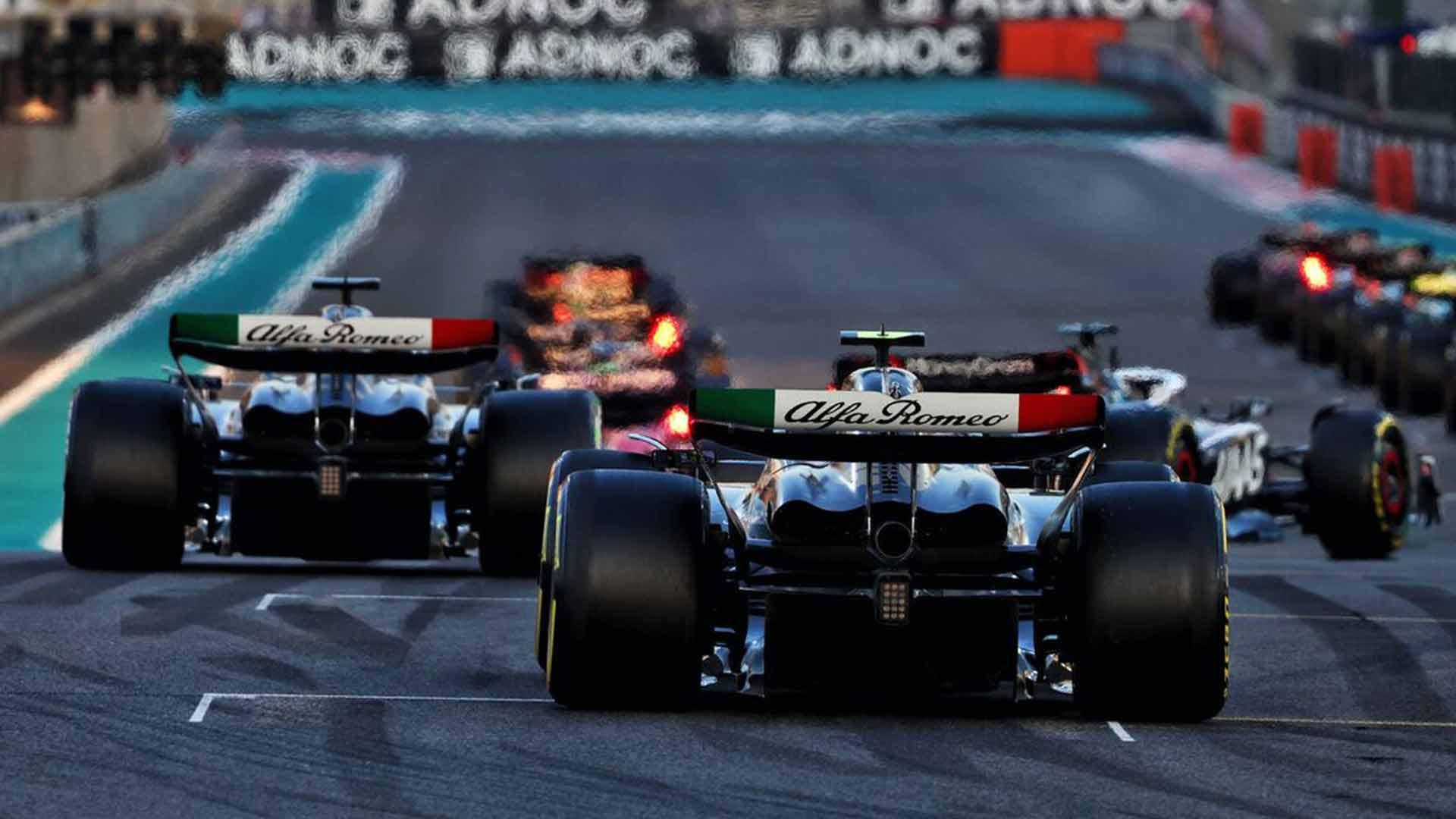 Alfa Romeo rijdend achterkant F1 Abu Dhabi 2023 startgrid