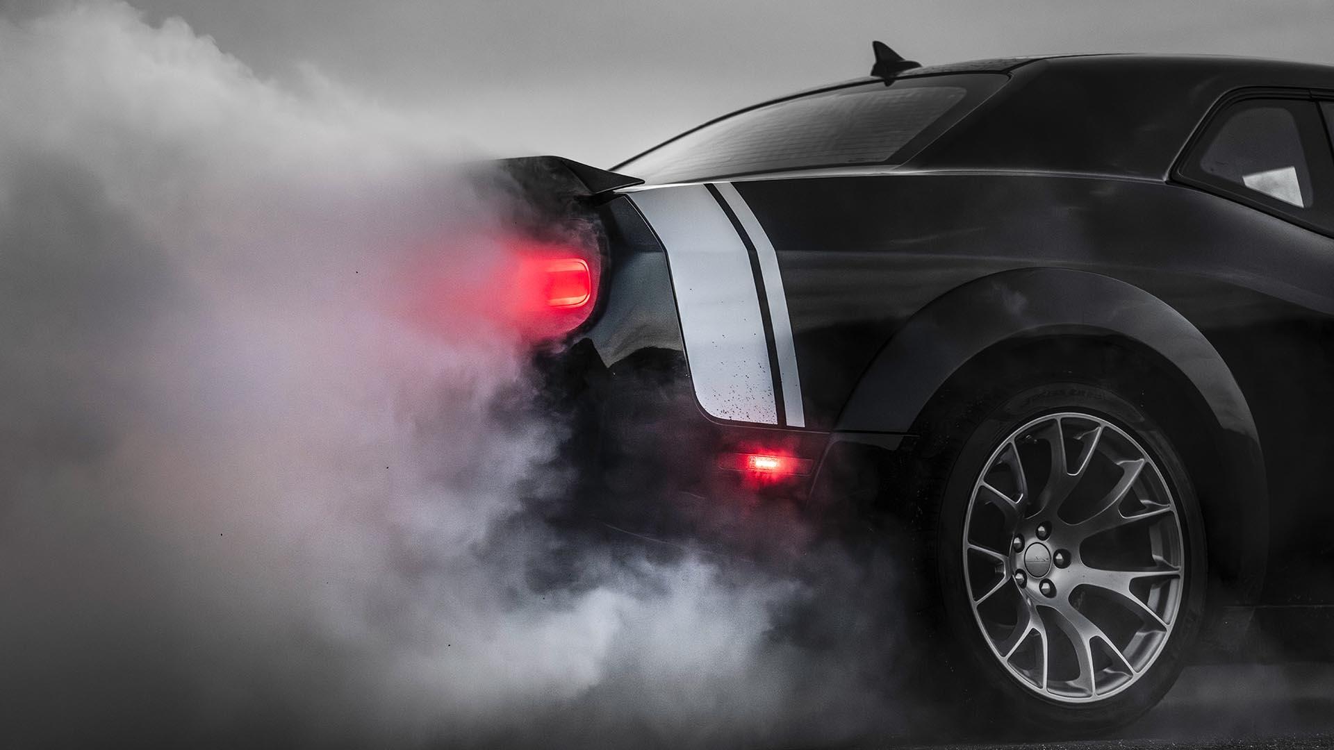 Dodge Challenger schuin achter wiel burnout rook