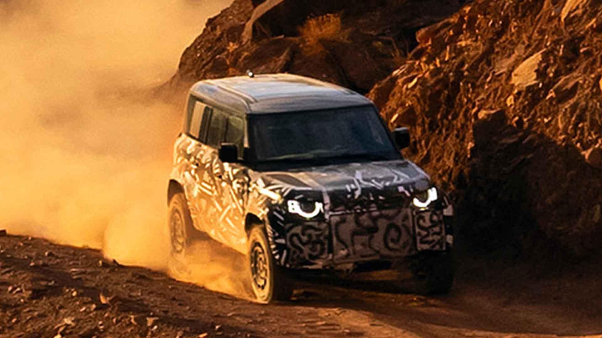 Land Rover Defender Octa prototype rijdend schuin voor ingezoomd