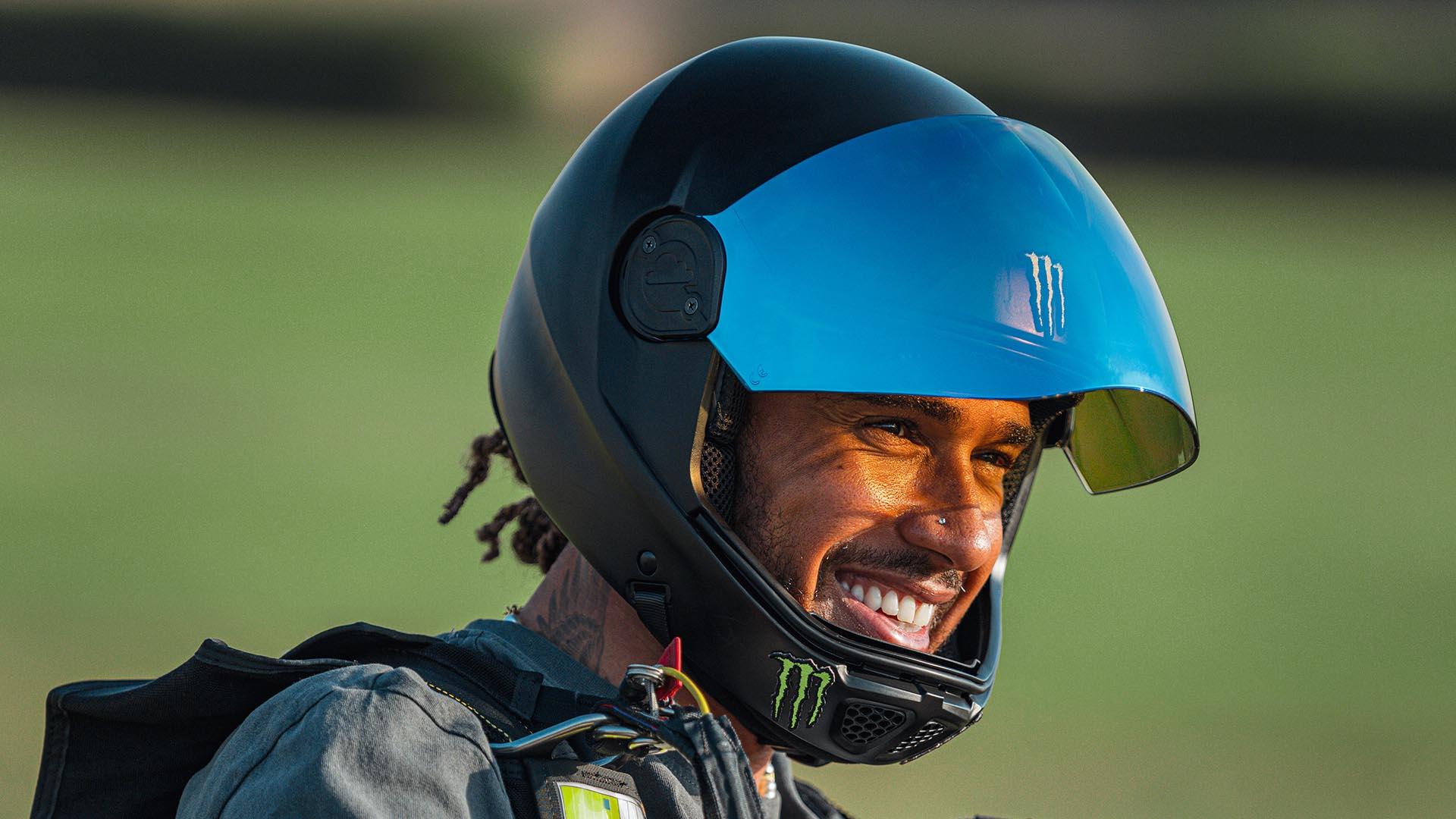 Lewis Hamilton glimlach parachutespringen helm vizier open