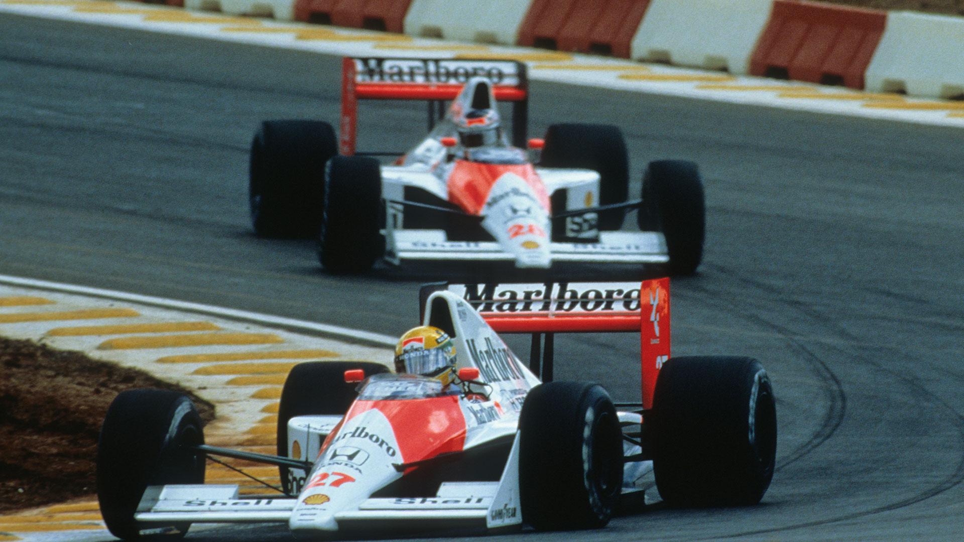 Ayrton Senna 1990 rijdend schuin voor teamgenoot Gerhard Berger