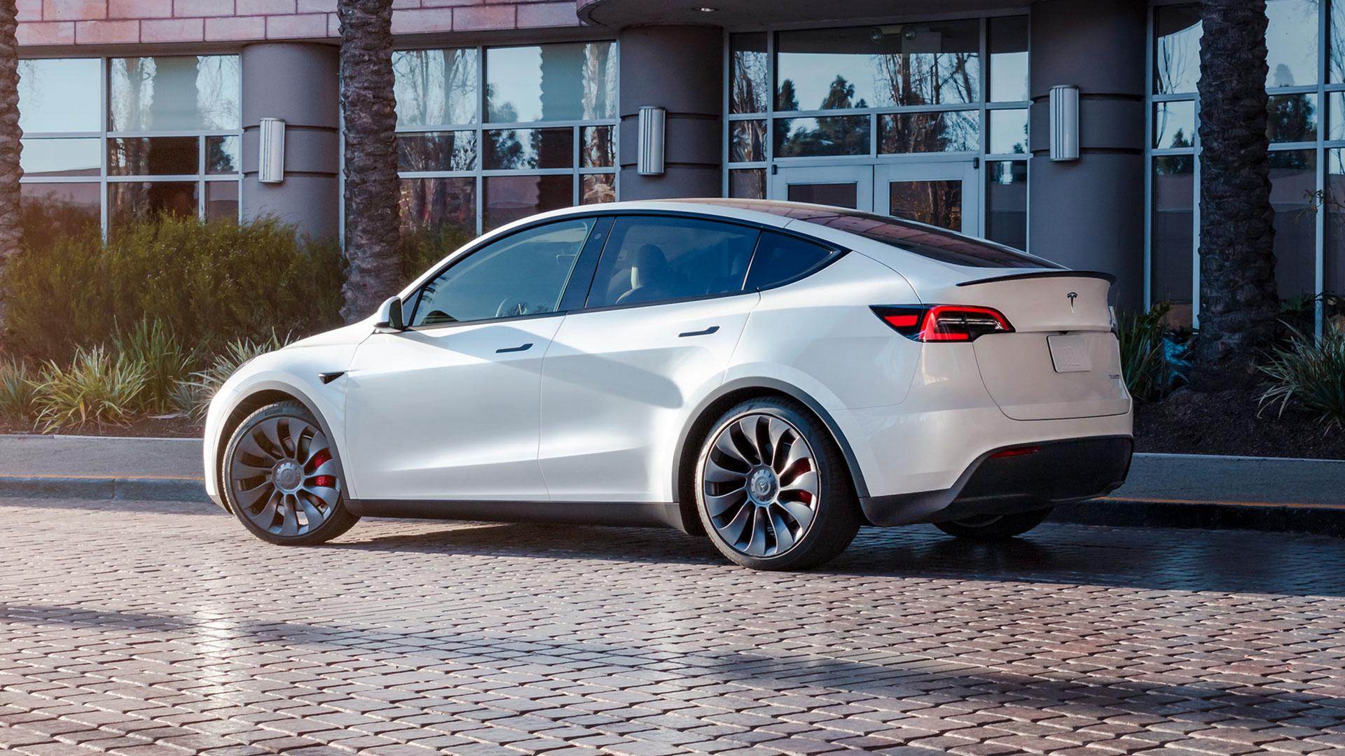 Tesla Model Y schuin achter geparkeerd wit