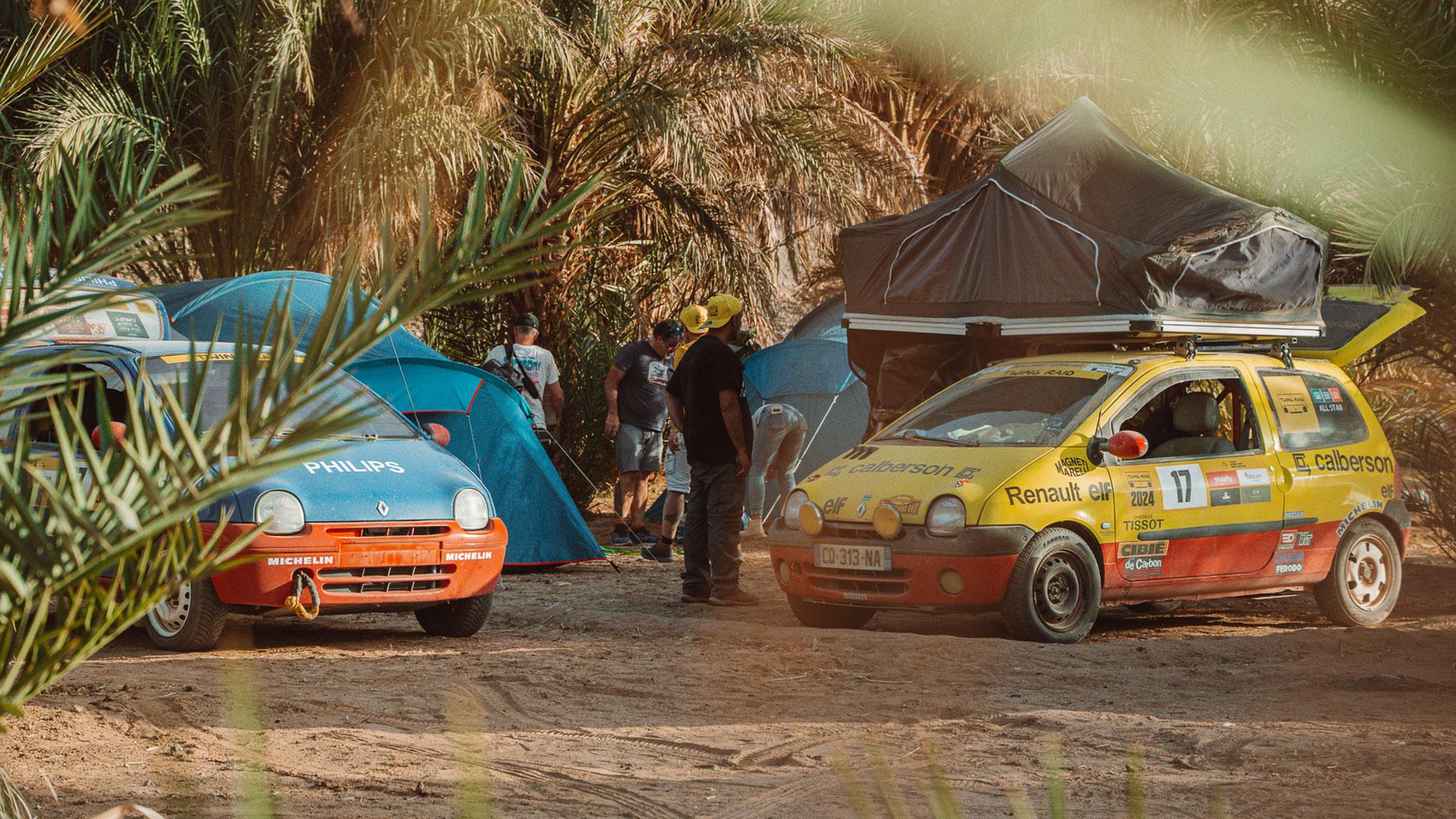 Twing Raid Renault Twingo rally auto's schuin voor kamperen