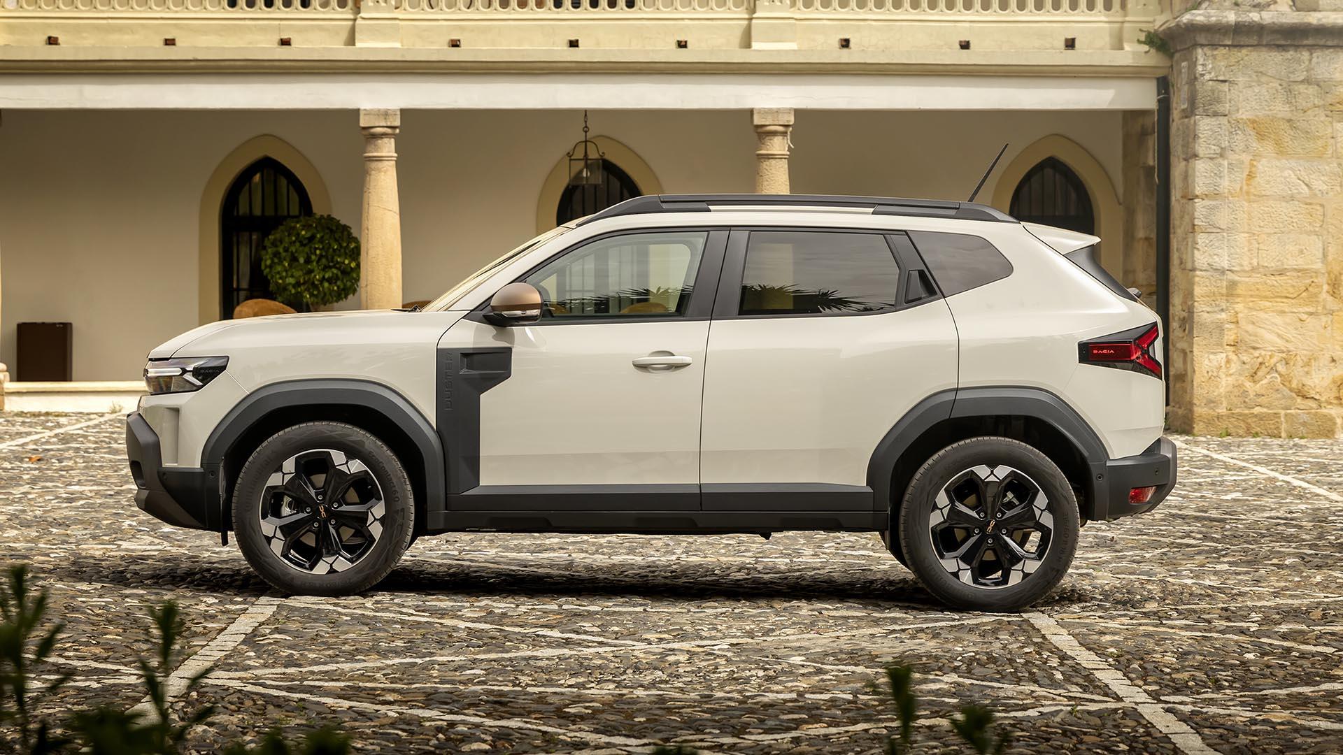 Dacia Duster Hybrid 140 Extreme grijs (2025) zijkant links voor gebouw op binnenplein