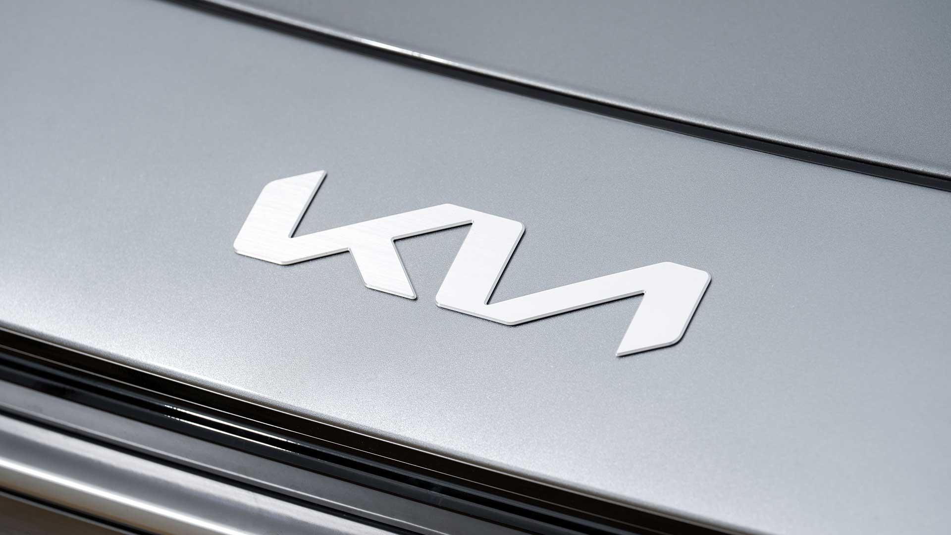 Kia logo op auto