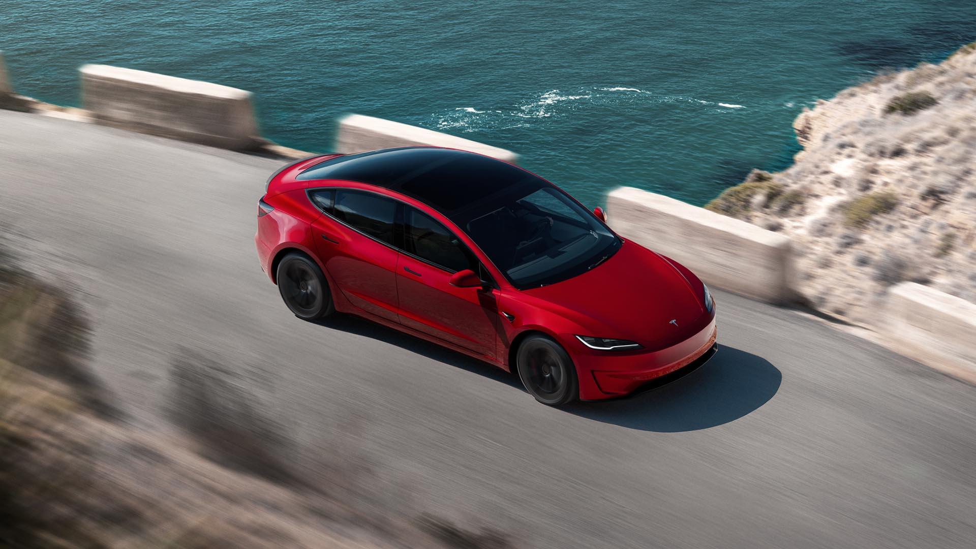 Tesla Model 3 Performance (2024) rijdend schuin voor boven