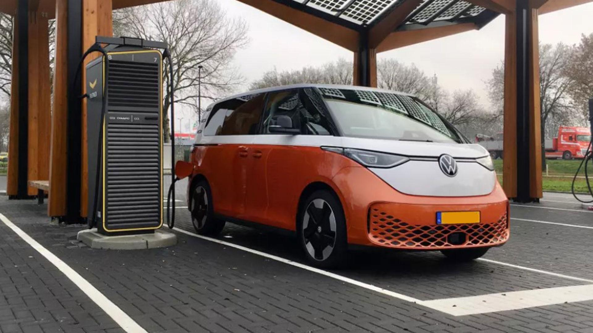 Volkswagen ID. Buzz opladen schuin voor