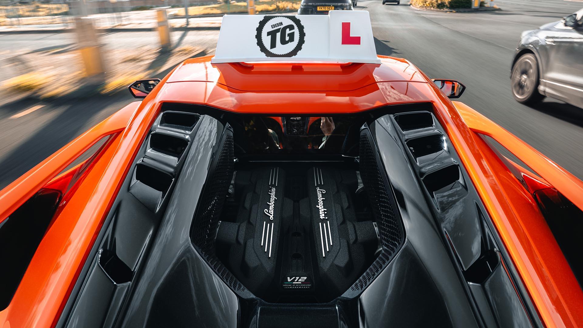 Lamborghini Revuelto lesauto oranje achterkant hoog detail