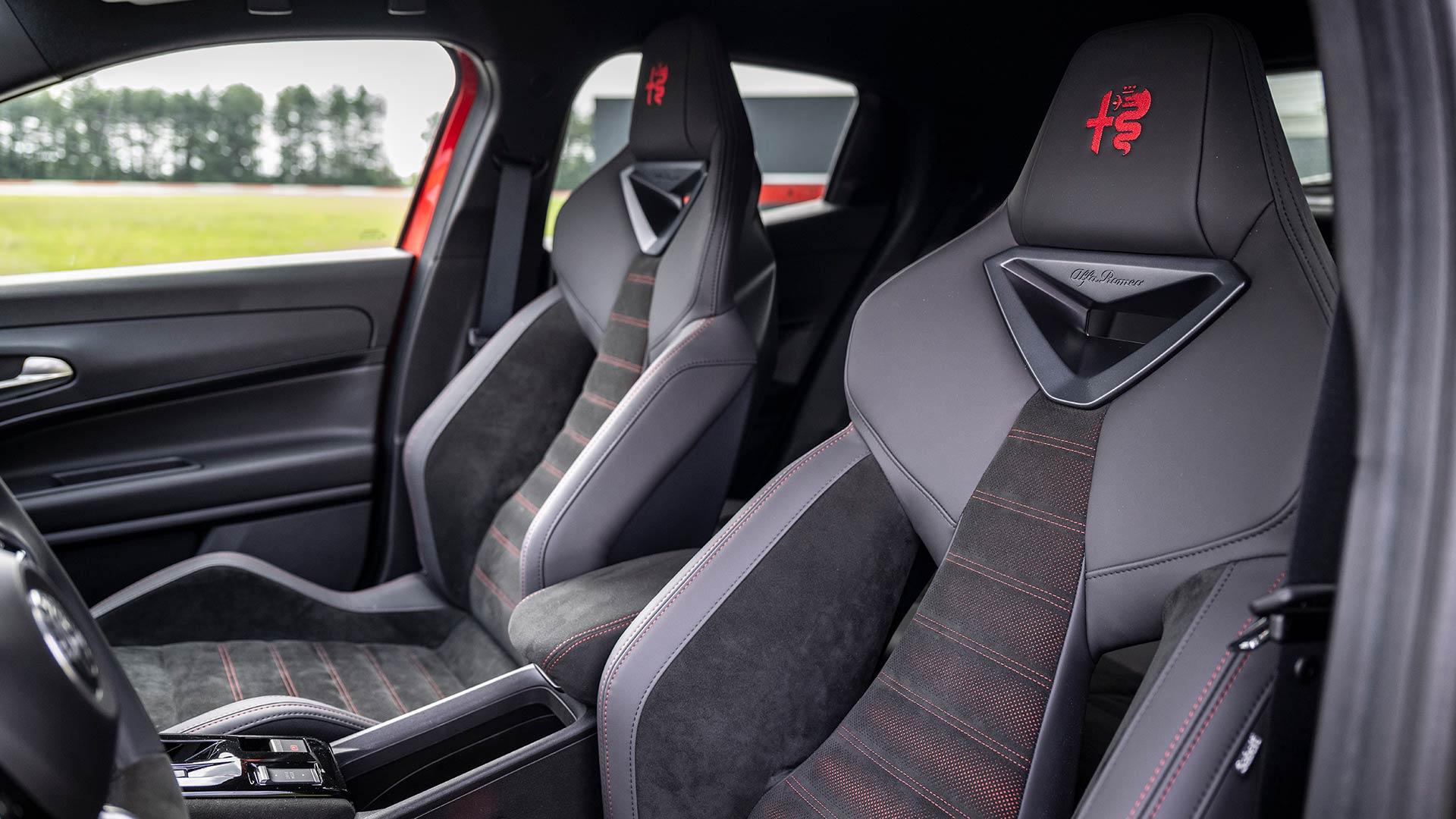 Alfa Romeo Junior Veloce 2024 review: interieur stoelen Sabelt