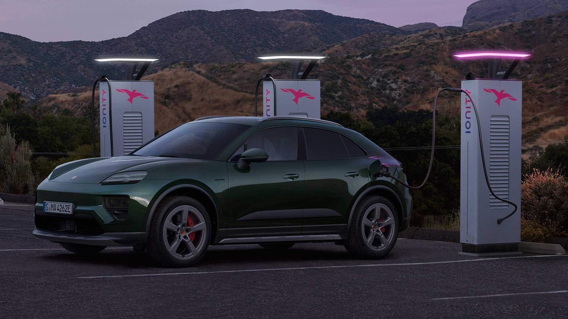 Porsche Macan 4S (2024) offroadpakket schuin voor opladen donker Ionity oplader laadstation