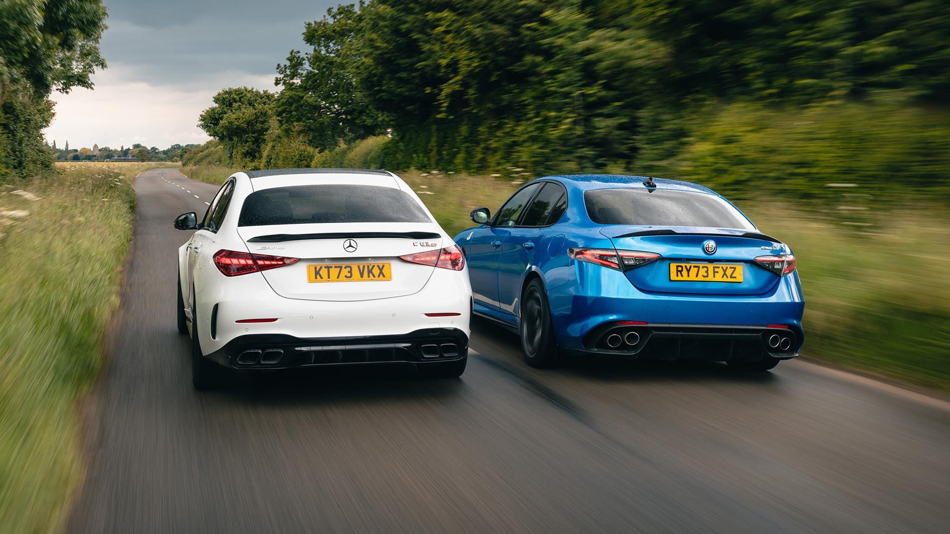 Alfa Romeo Giulia Quadrifoglio vs Mercedes-AMG C 63 S 4Matic+ 2024: 3/4 achter rijdend