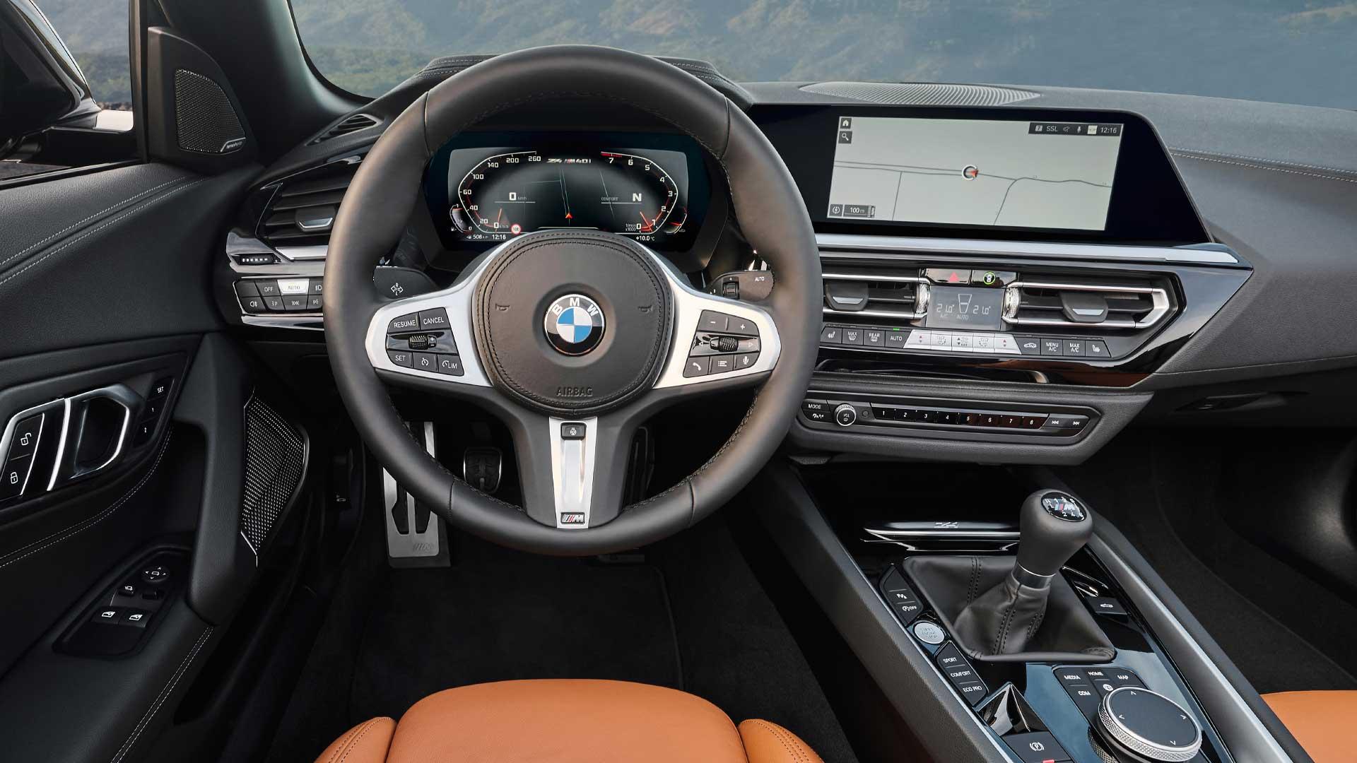 Steering wheel and display - BMW Z4 M40i with manual gearbox (Pure Impulse Edition, 2024)