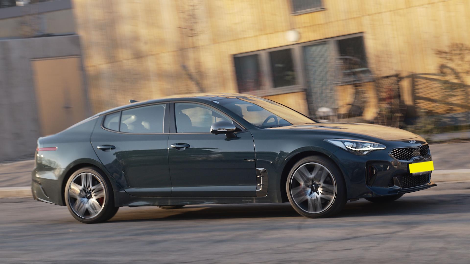 Kia Stinger GT groen zijkant voor rechts (2023)