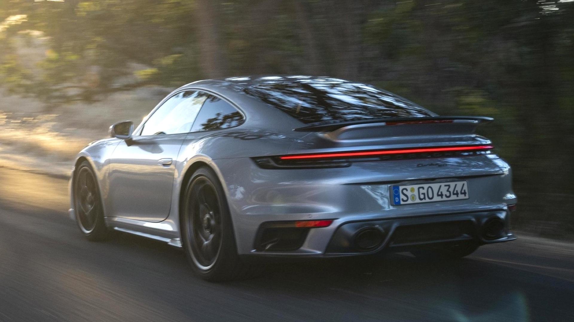 Porsche 911 Turbo 50 Years zilver achter zij rijdend weg