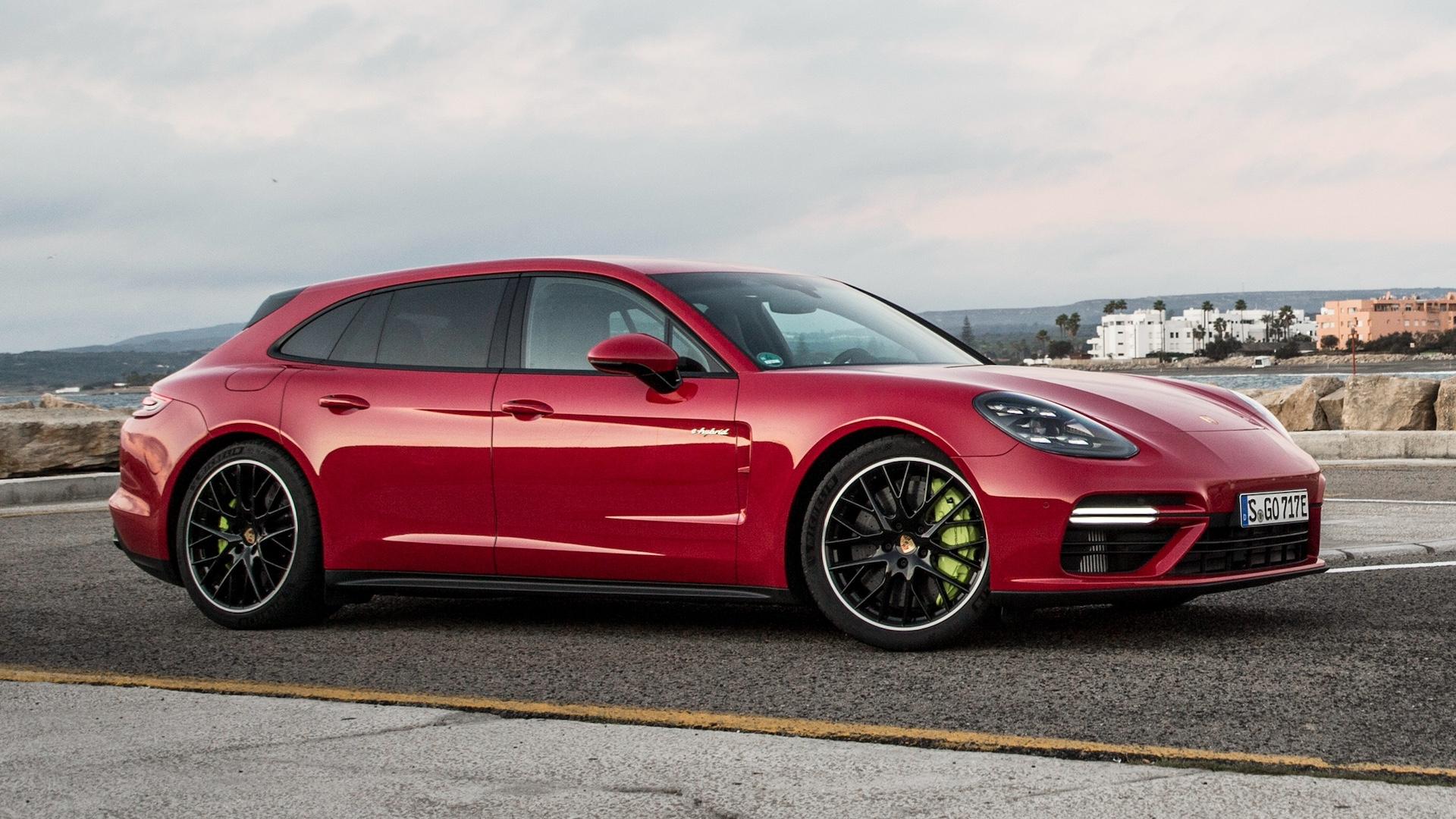 Porsche Panamera Sport Turismo Turbo S E-Hybrid (971) red front right (2018)