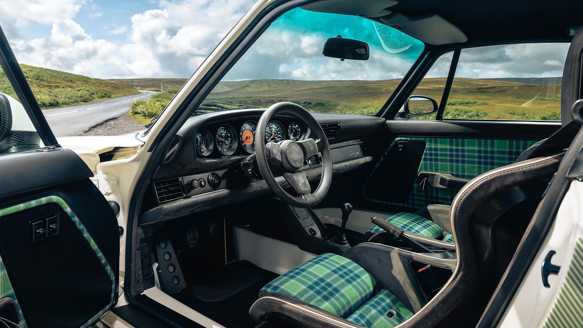 Singer Turbo (2024) wit interieur deur open ruitjesbekleding groen stuur cockpit