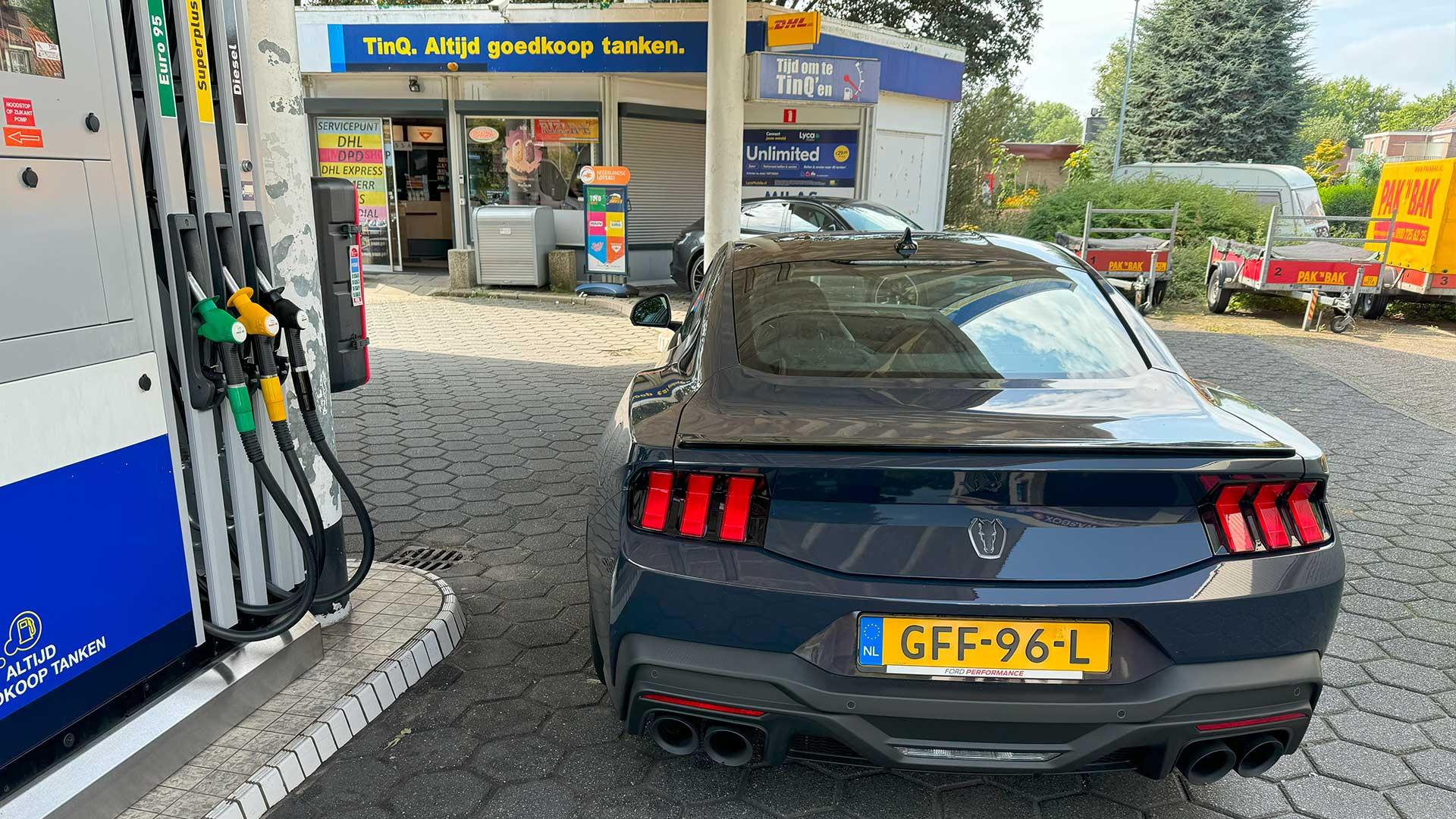 Ford Mustang bij een Tinq. Het liefst om gratis benzine te tanken, maar helaas