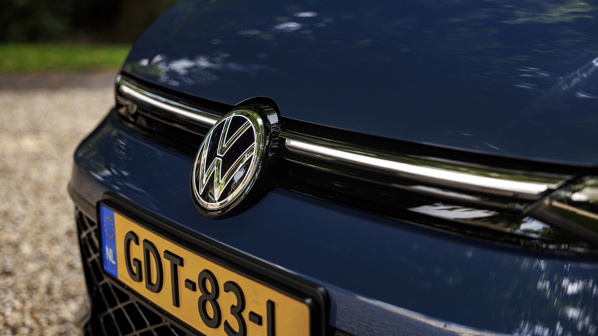 Volkswagen Golf 1.5 eTSI 116 pk R-Line Edition 2024 review: detail grille verlicht logo