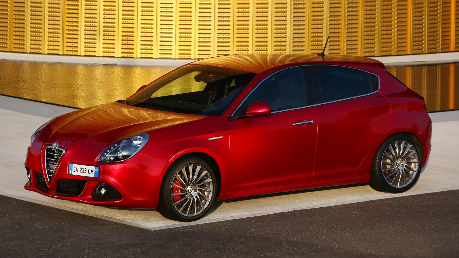 Alfa Romeo Giulietta Quadrifoglio rood zijkant voor