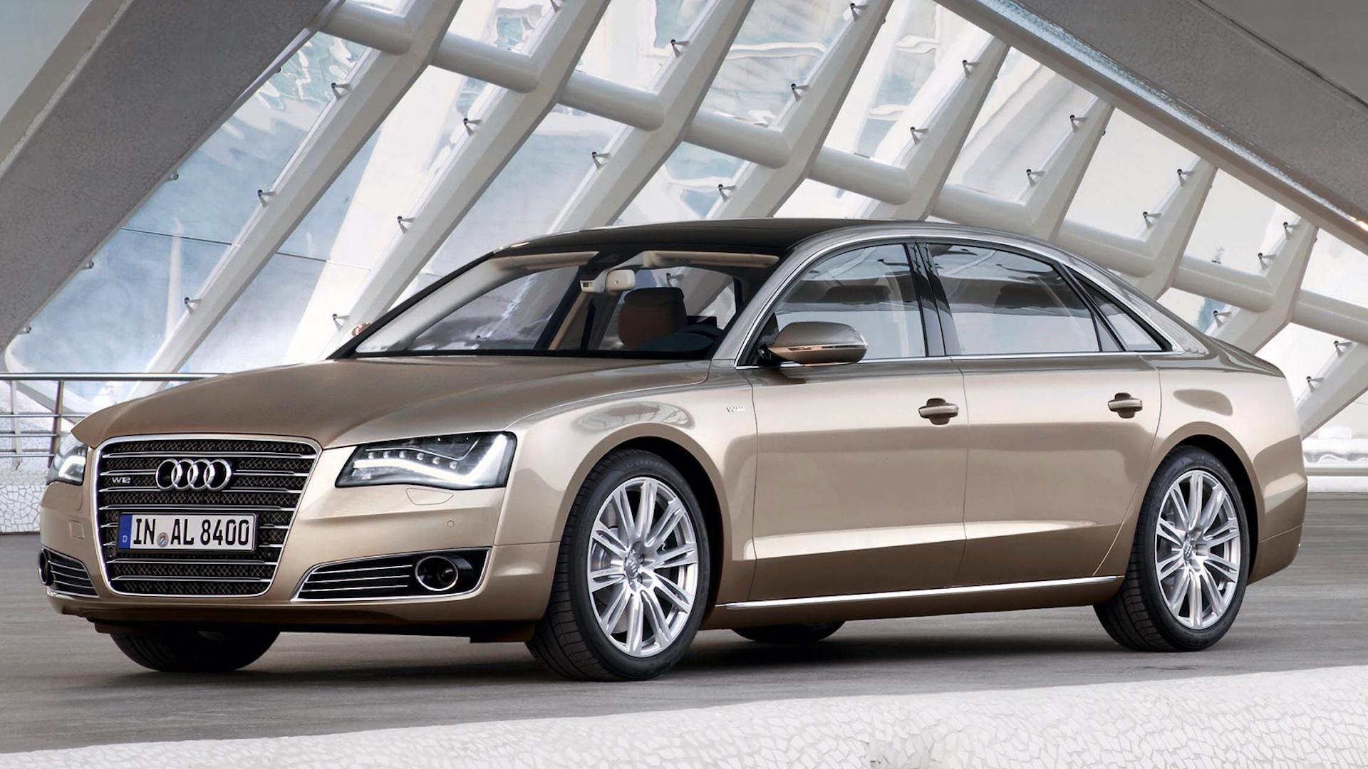 Audi A8 L W12 beige zijkant voor