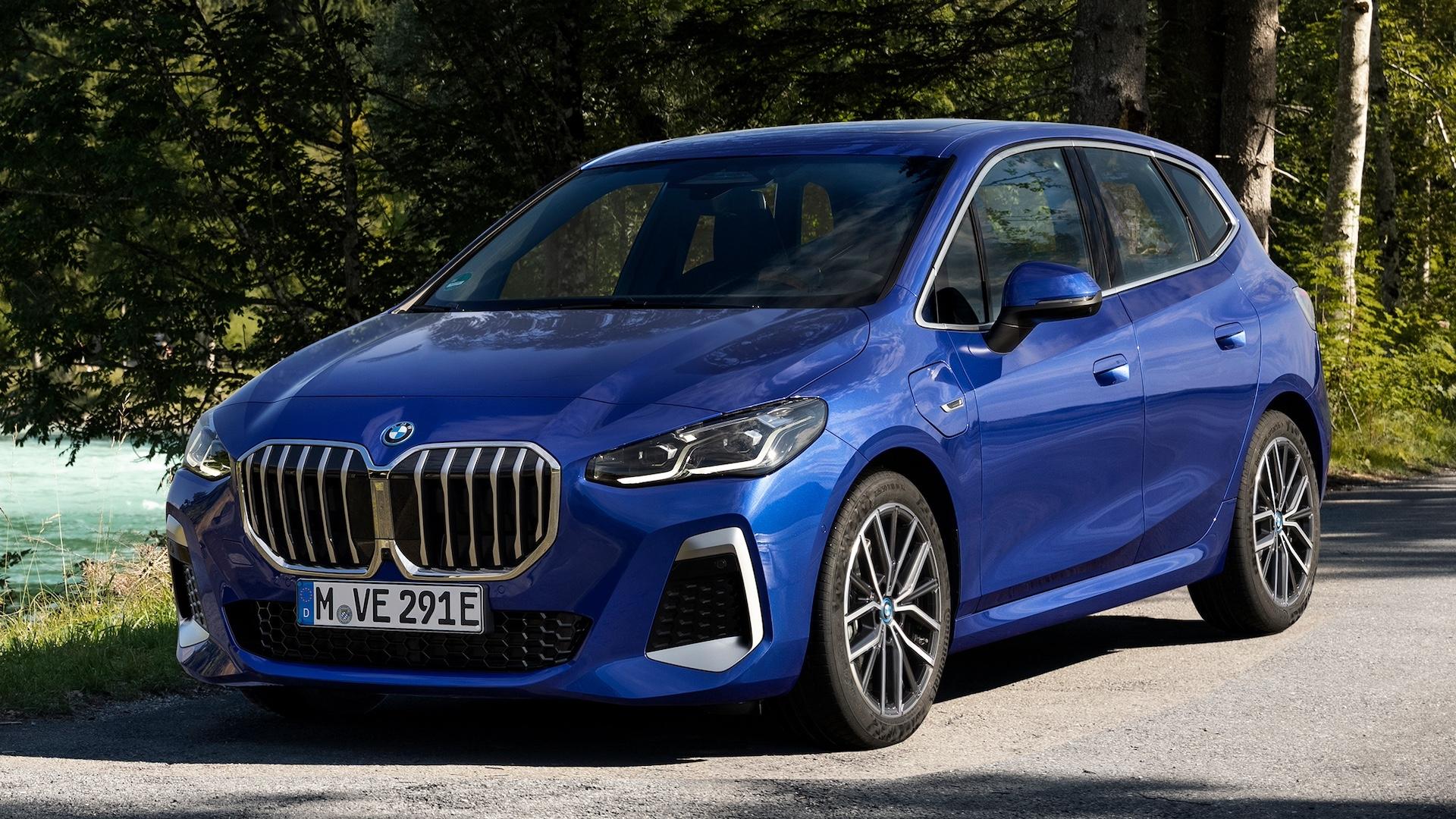 BMW 230e xDrive M Sport blauw zijkant voor links