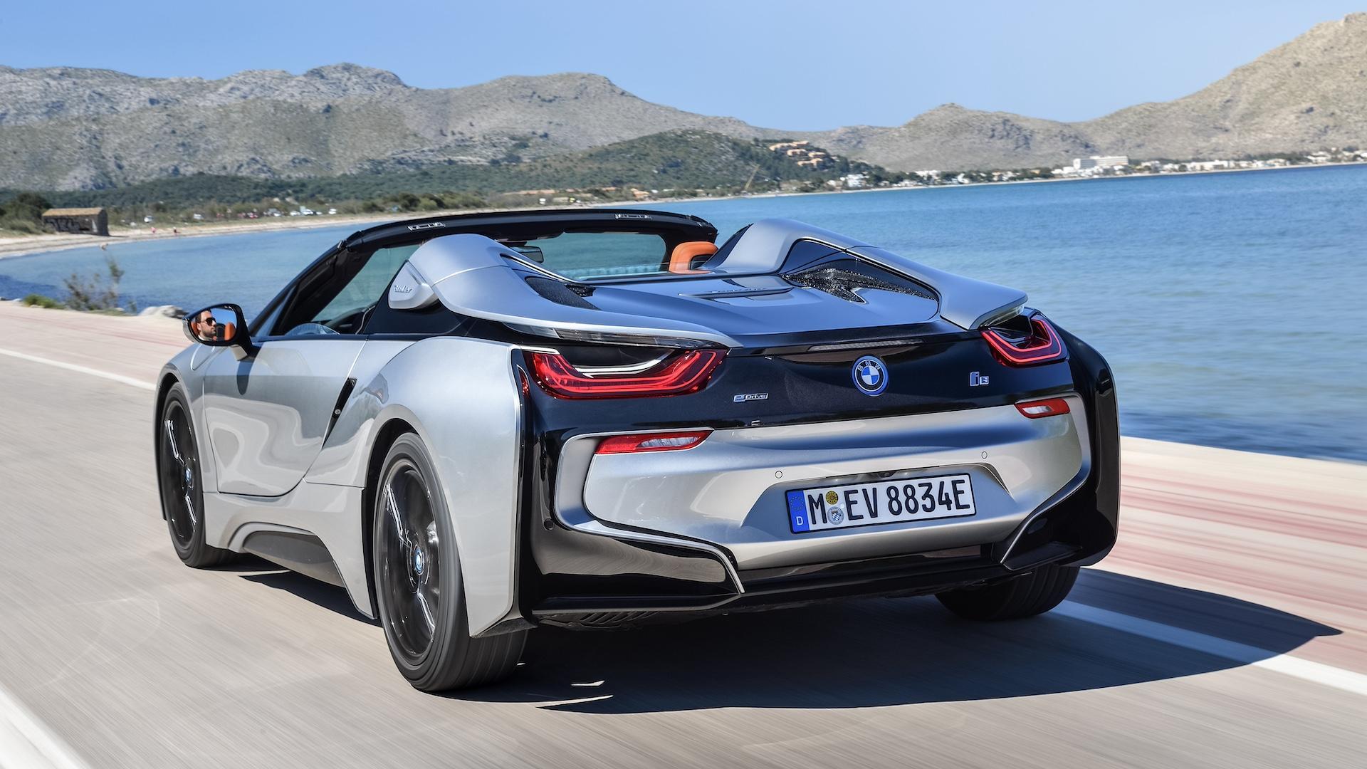 BMW i8 Roadster zilver dak open schuin achter