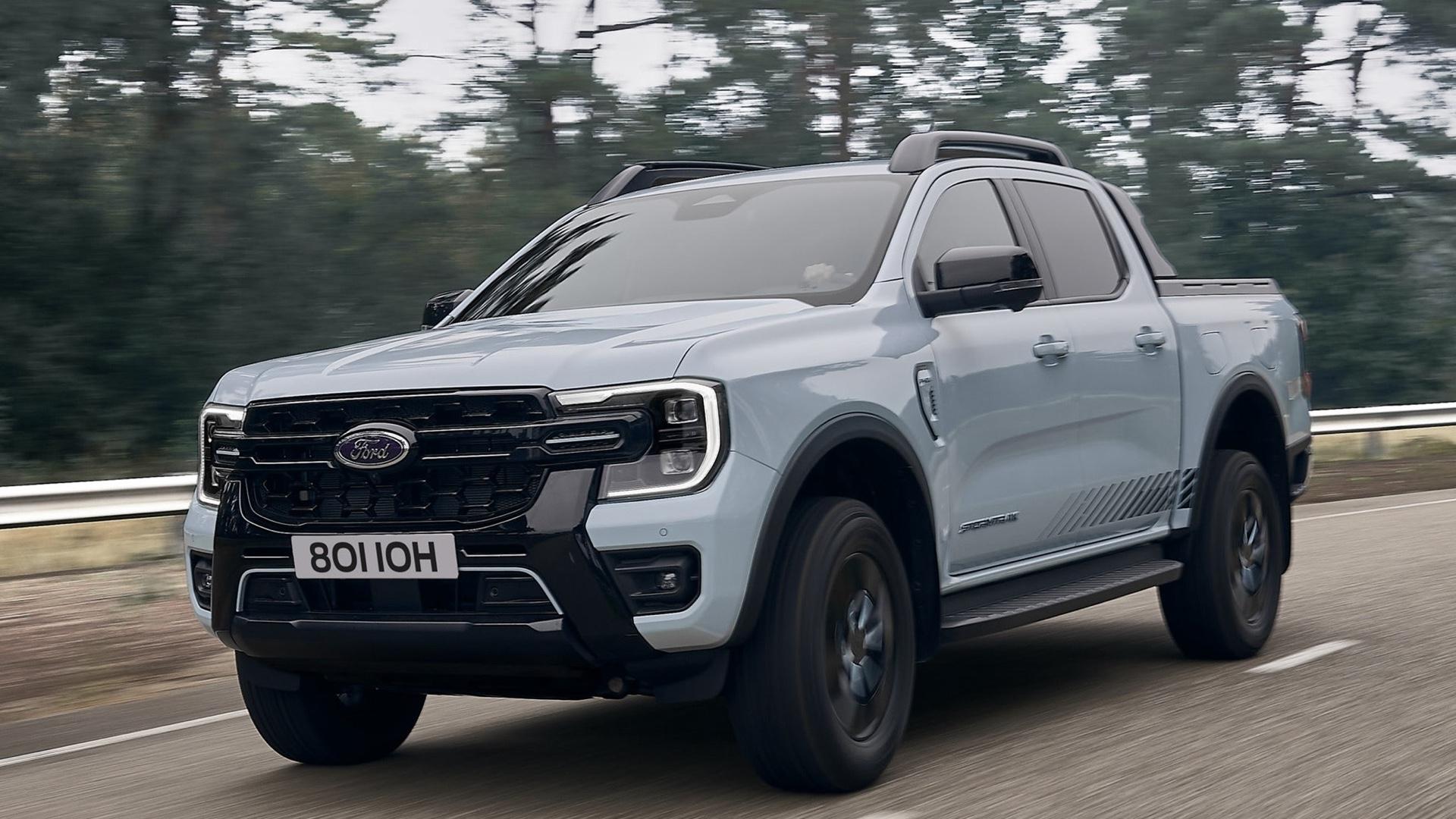 Ford Ranger PHEV Stormtrak (2024) grijs zijkant voor rijdend asfalt