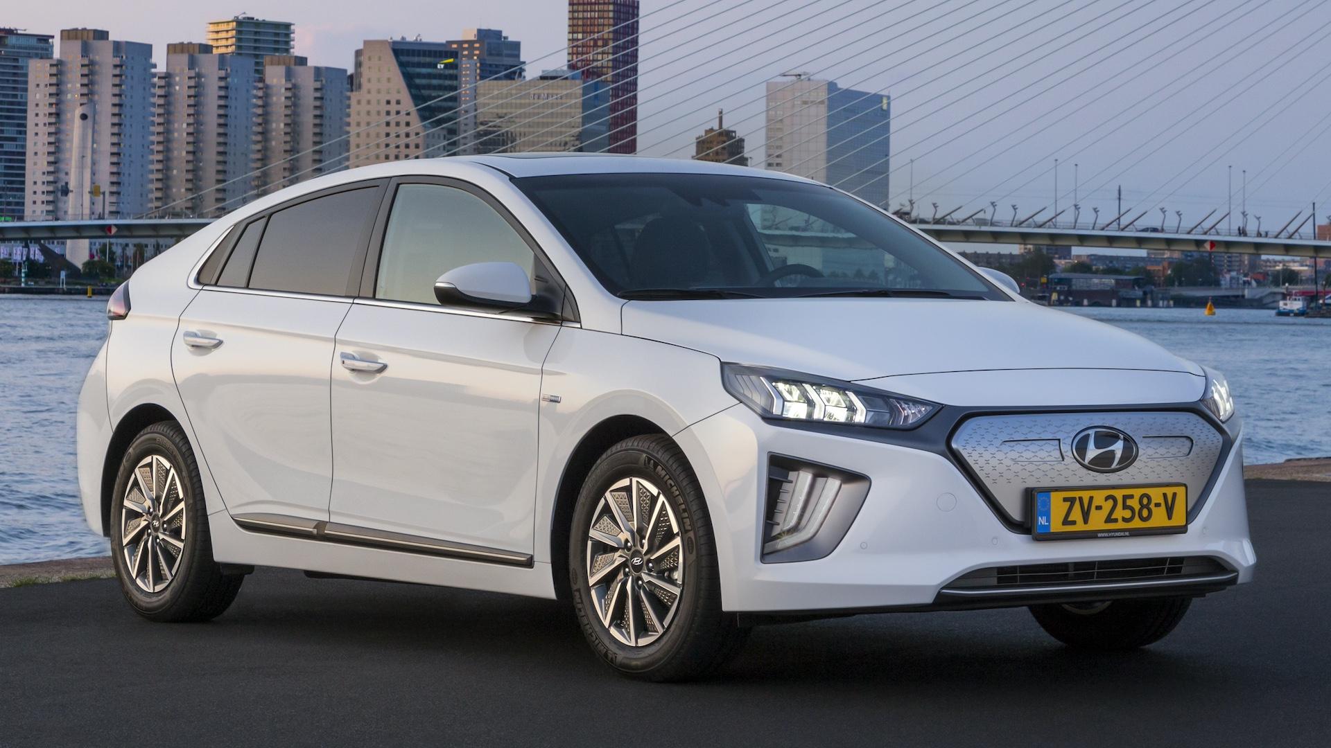 Hyundai Ioniq Electric rechts schuin voor