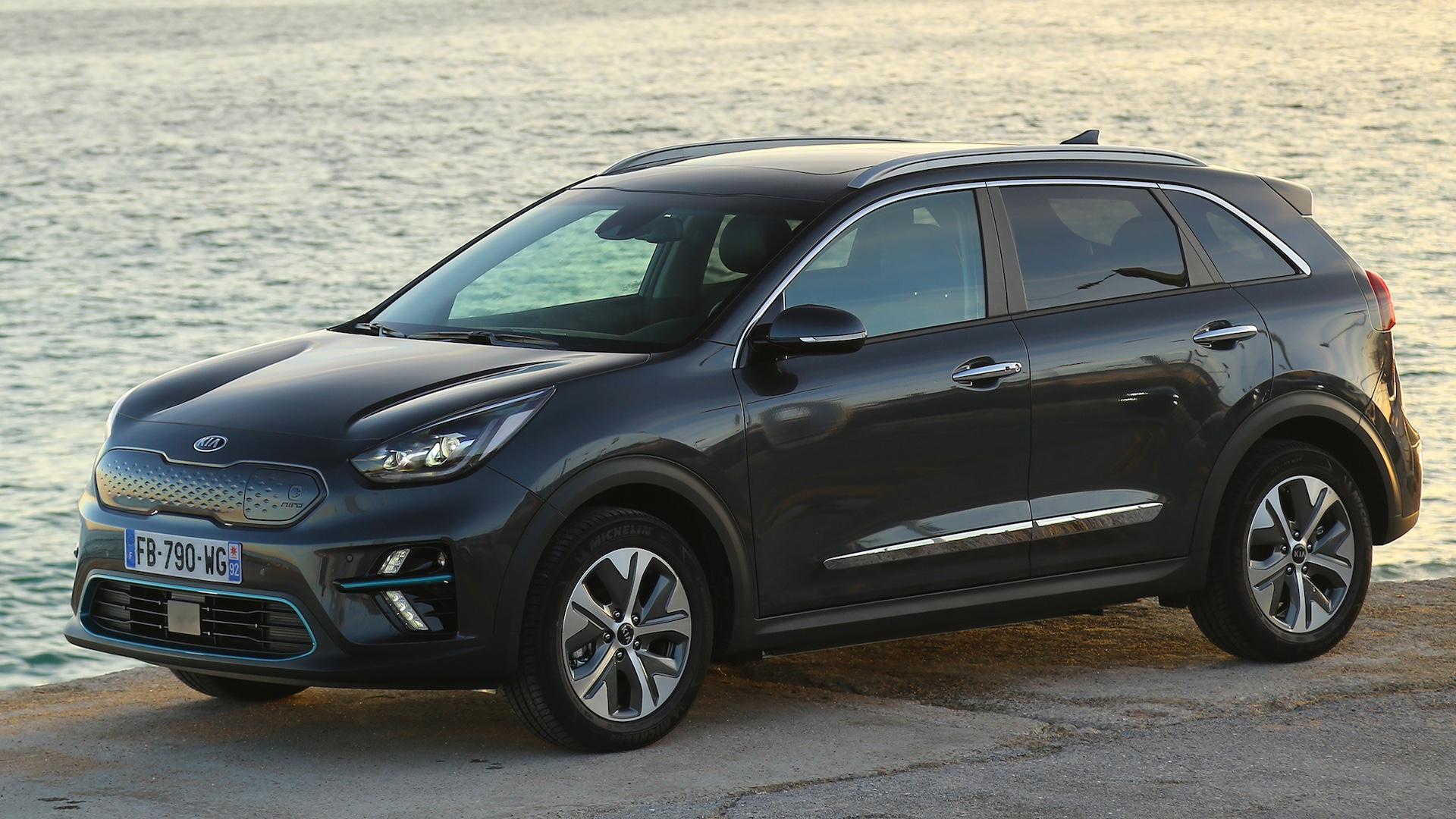 Kia e-Niro zwart schuin voor links